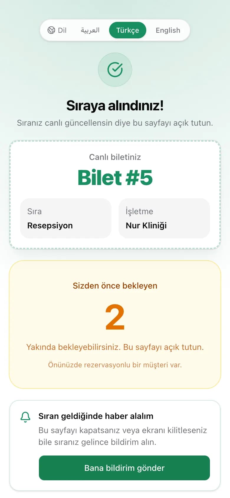 Önünde iki kişi olan canlı bilet ve bildirim düğmesi